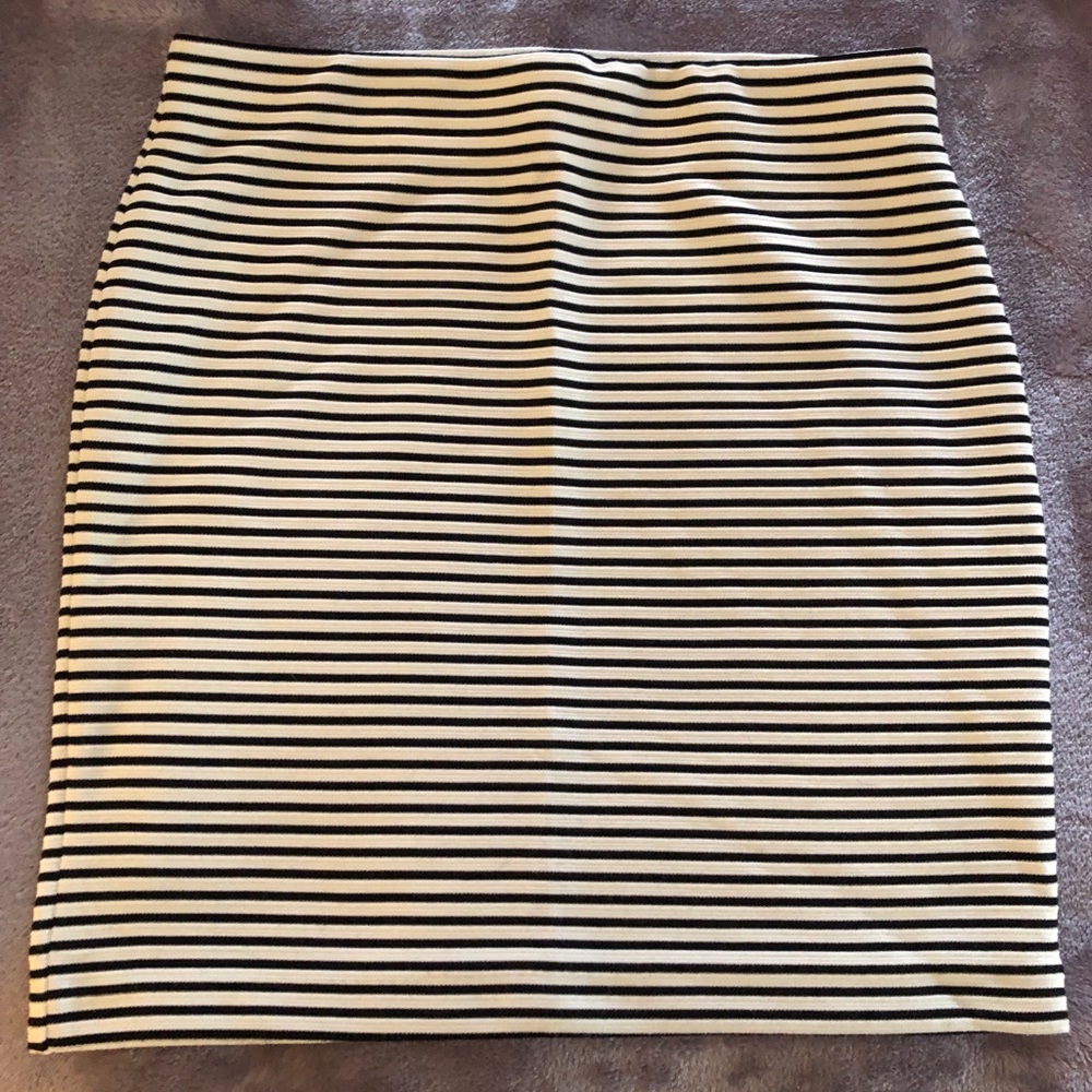 Cynthia Rowley B&W pencil skirt with STRETCH